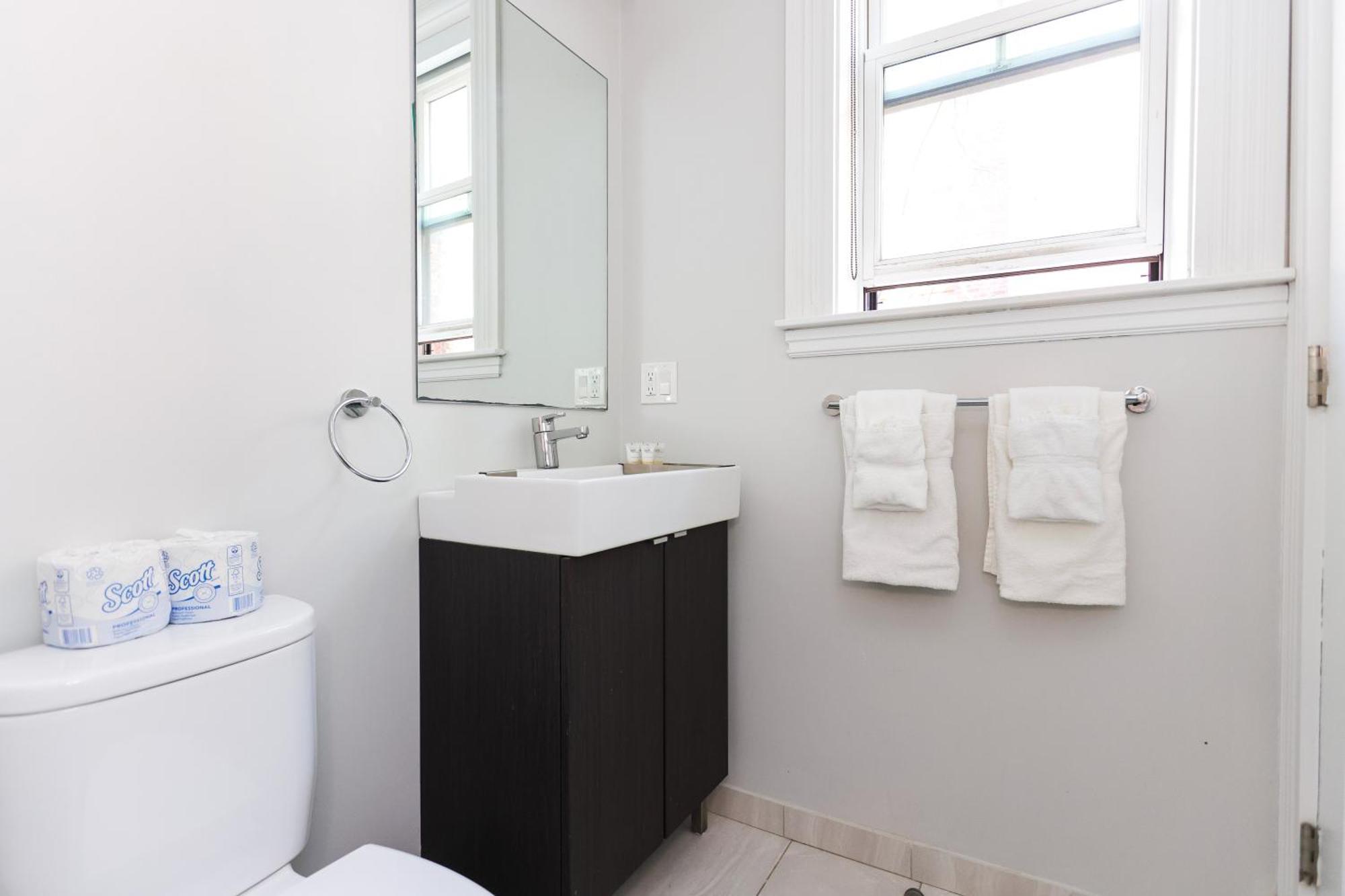 A Stylish Stay W/ A Queen Bed, Heated Floors.. #36 Brookline Esterno foto
